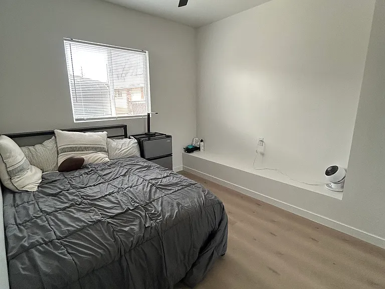 E 100 S — Photo 6