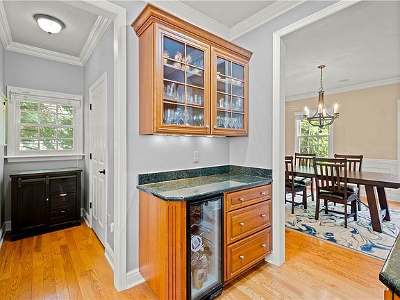 4th image of 102 Abbey Ct