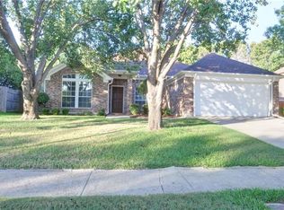 10189 Fieldcrest Dr, Benbrook, TX 76126