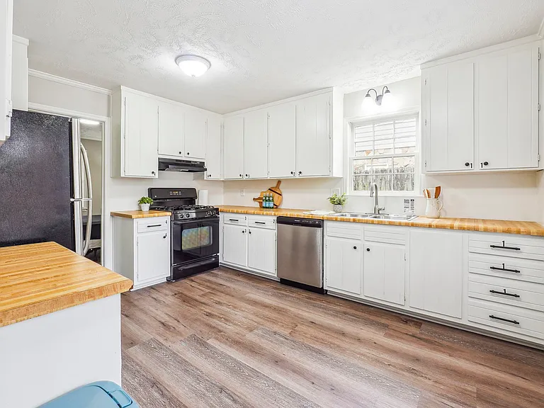 Large kitchen with lots of storage