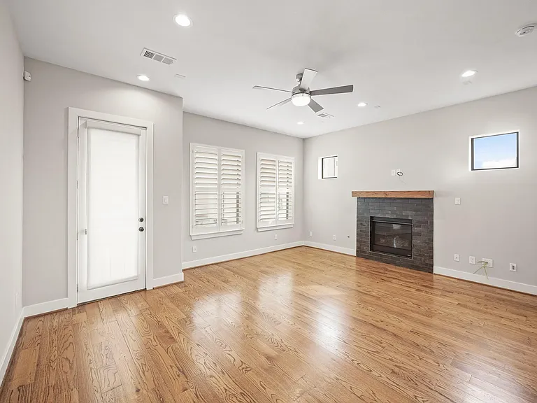 2547 Calumet St — Photo 13