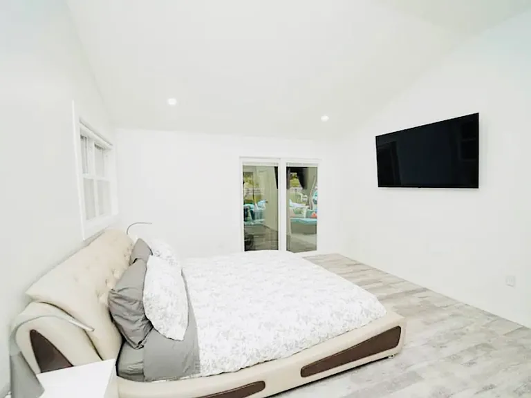 105 Jennifer Rd — Photo 9