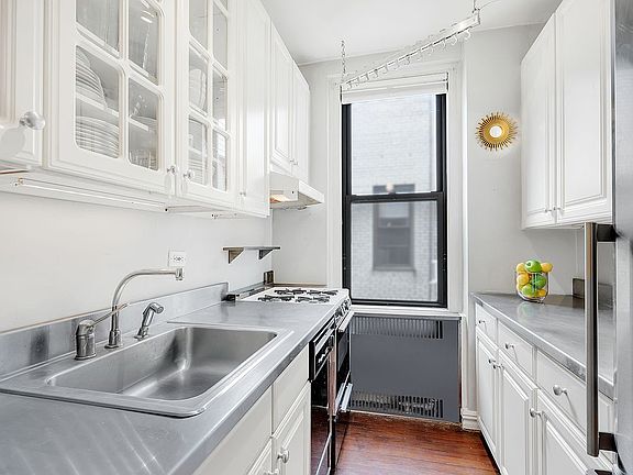 5th image of 225 W 25th St APT 6G