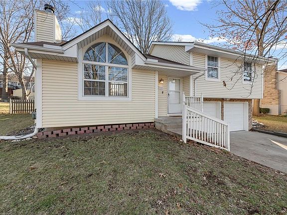 3rd image of 725 NE Lyon Dr