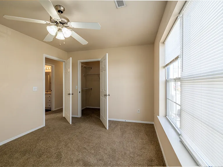 Sandstone Heights Apartments — Photo 36
