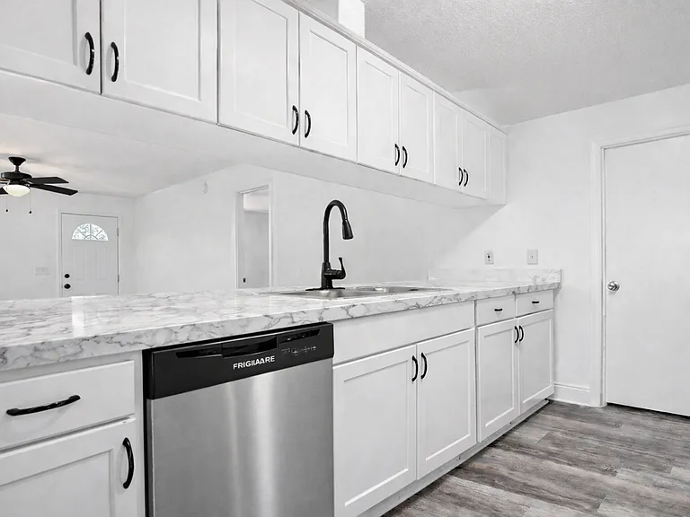 2110 Hamilton Pl N — Photo 3