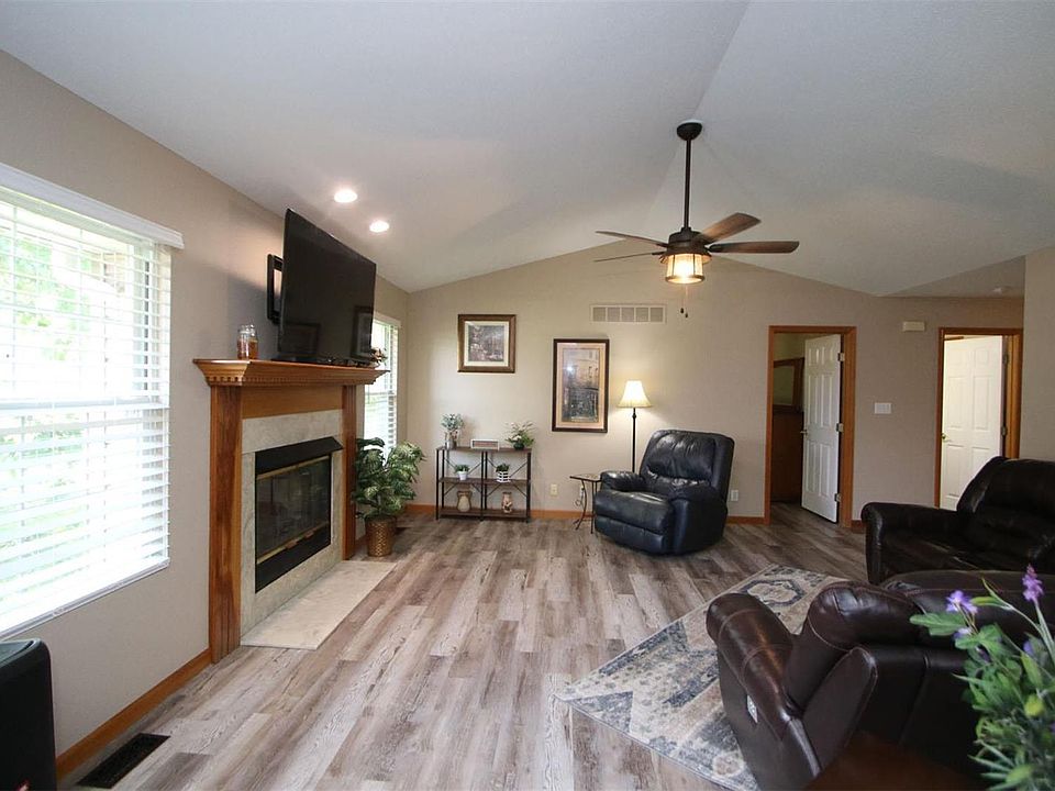 1325 Poplar St Highland IL Zillow