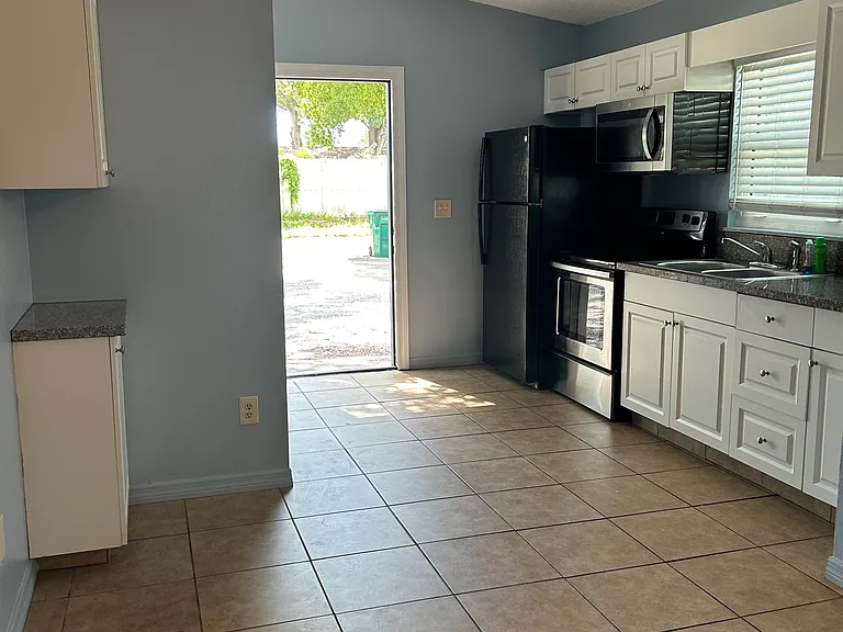 1953 Palm Way #A — Photo 10