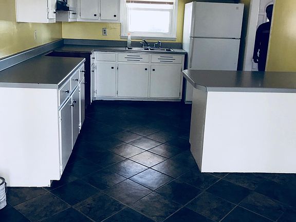 5th image of 828 Park Dr