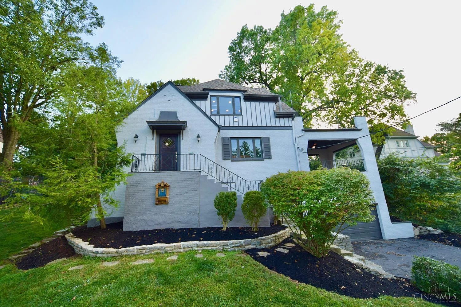 3255 Linwood Ave photo 1