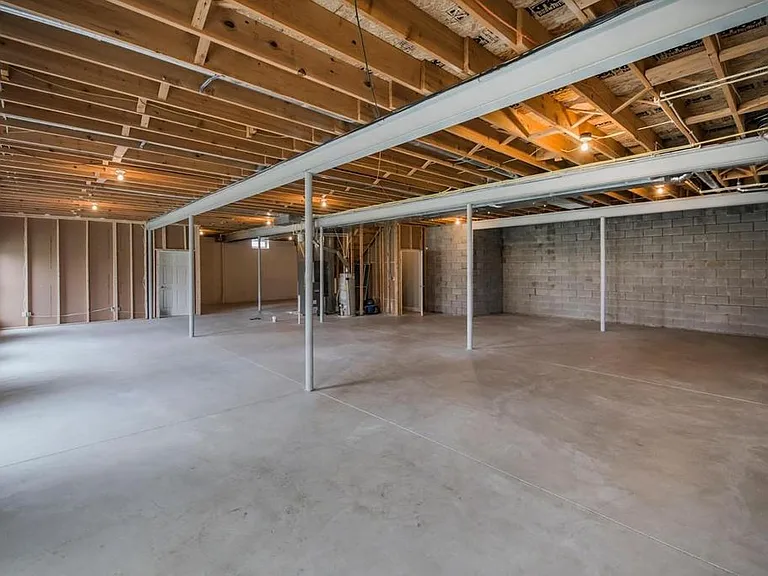 2323 Charoe St — Photo 31