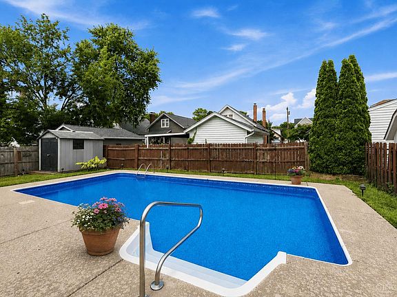 3rd image of 3714 Lonsdale St