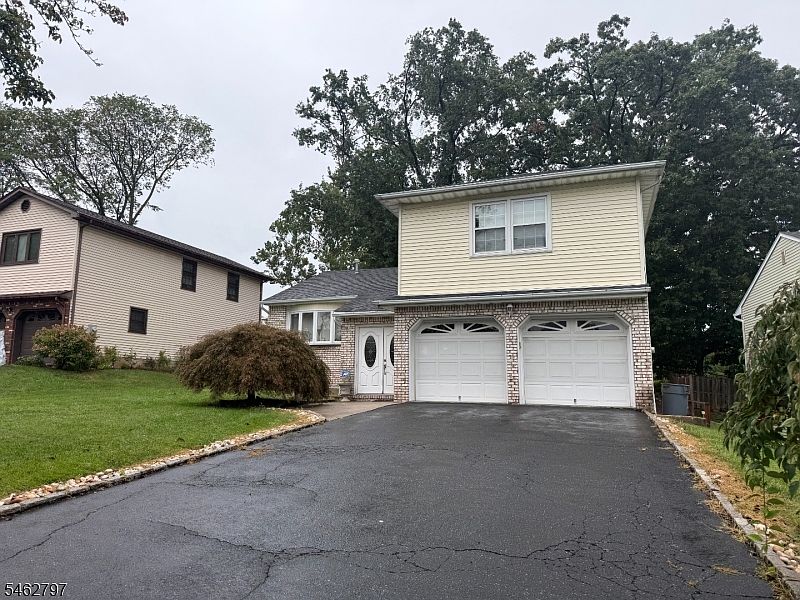 1st image of 824 Creslyn Ct