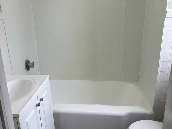 283 School St #1L, Webster, MA 01570