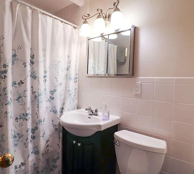 75 Keele St #1 — Photo 10