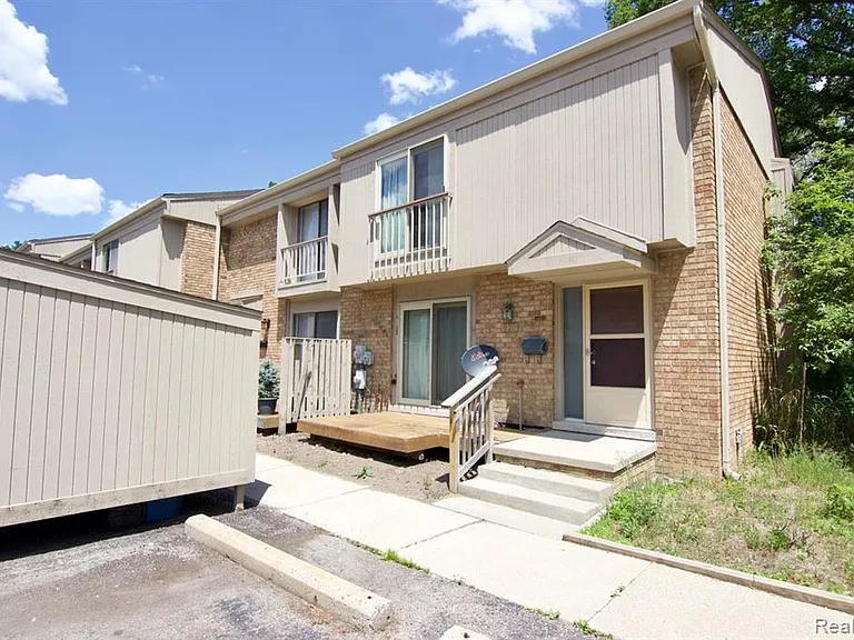 629 Oakbrook W #18 — Photo 1
