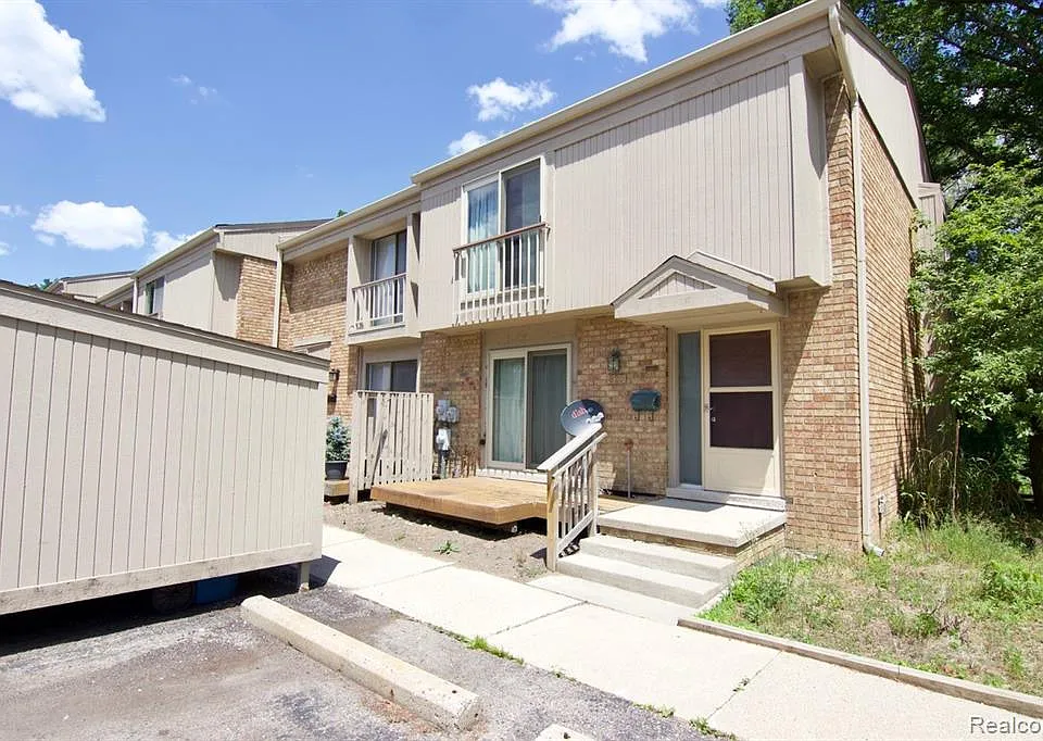 629 Oakbrook W #18