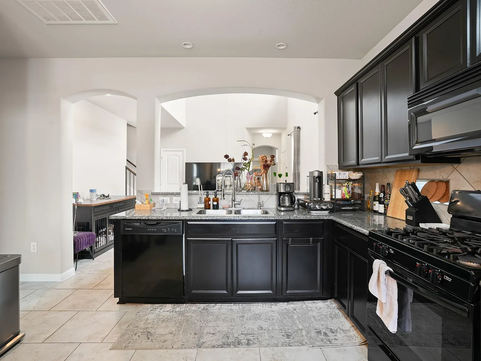 4 bed, 2.5 bath, 1956 sqft, $1,875 — Photo 4