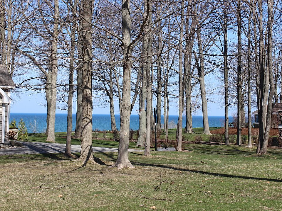 1st image of 15 Bluffwood Dr