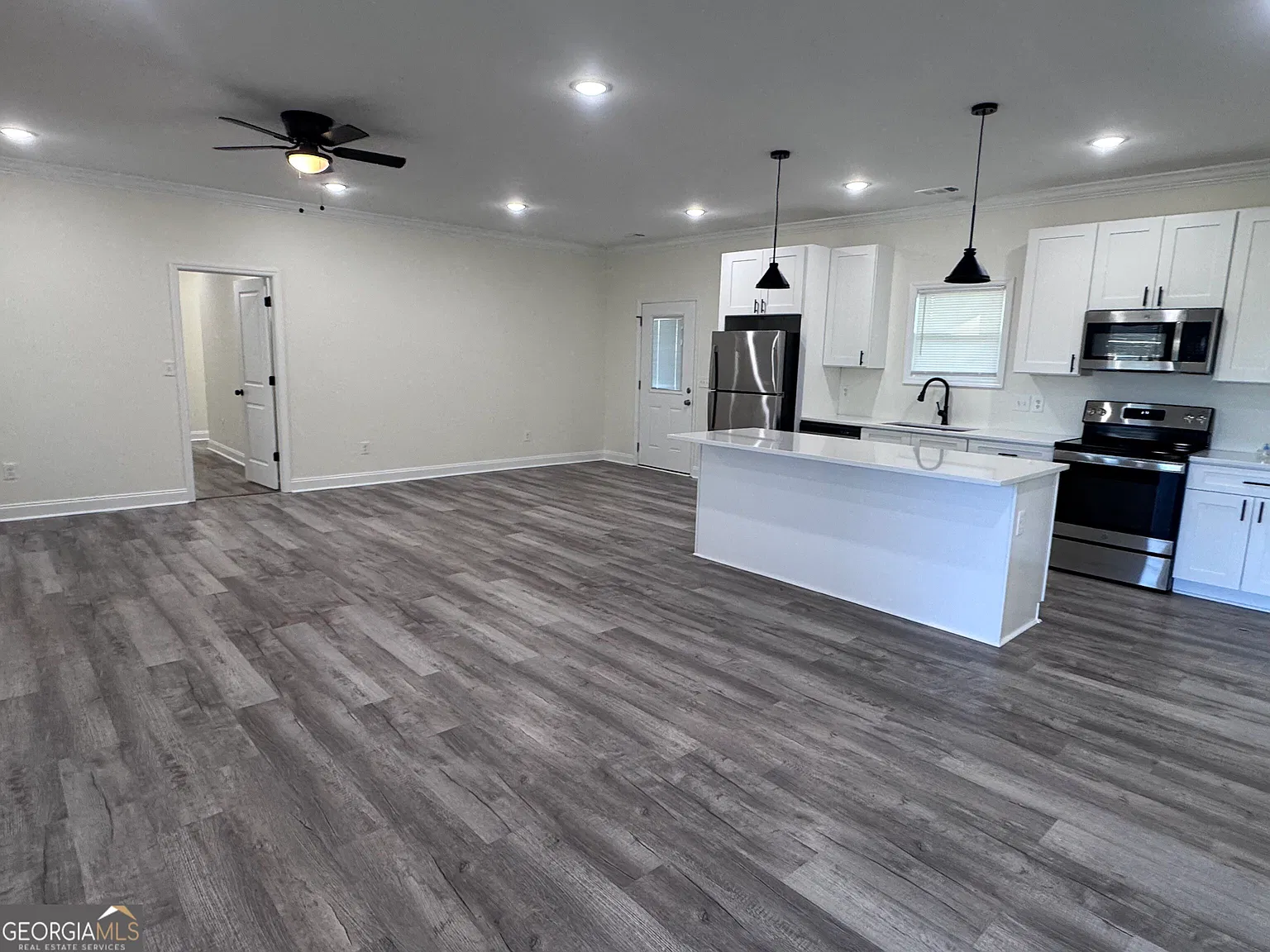 4 bed, 2.0 bath, 2012 sqft, $2,400 — Photo 4