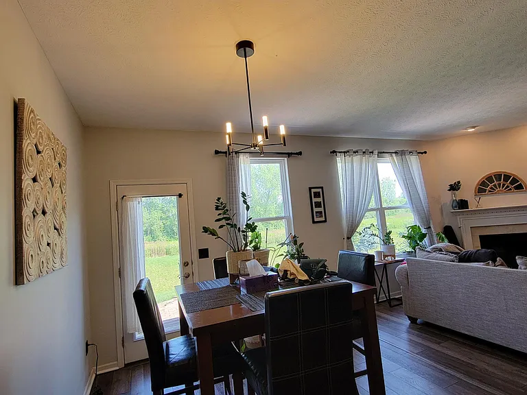 Breakfast nook with dimmable lighting