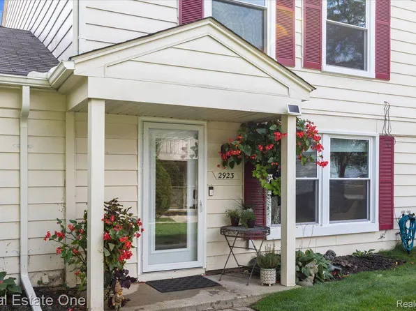 2923 Rockford Ct, Lake Orion, MI 48360