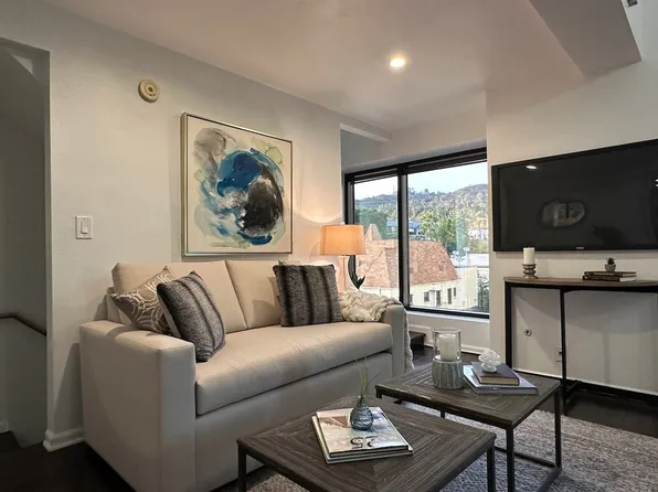 7320 Hawthorn Ave APT 300, Los Angeles, CA 90046