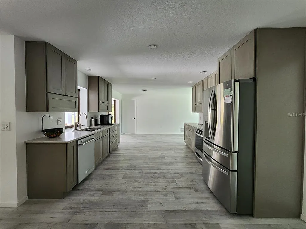 3 bed, 2.0 bath, 2240 sqft, $5,000 — Photo 2