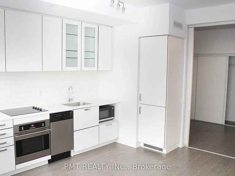 508 Wellington St W #709 — Photo 5