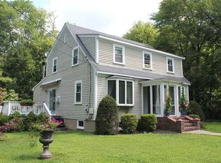 5 Caribou St, Bedford, MA 01730