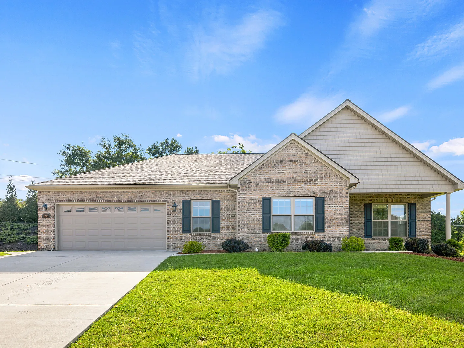 3 bed, 2289 sqft, $2,400 — Photo 1