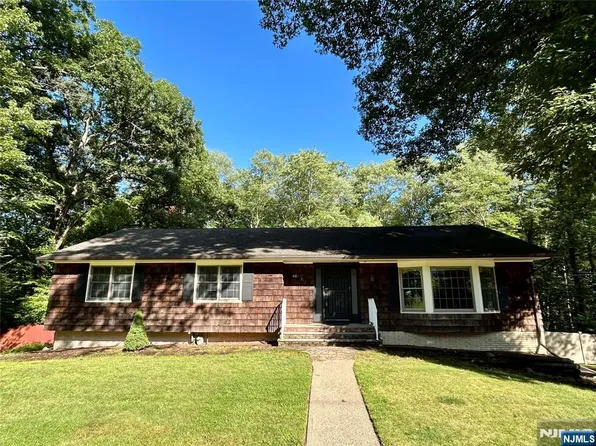 60 Eileen Dr, Mahwah, NJ 07430