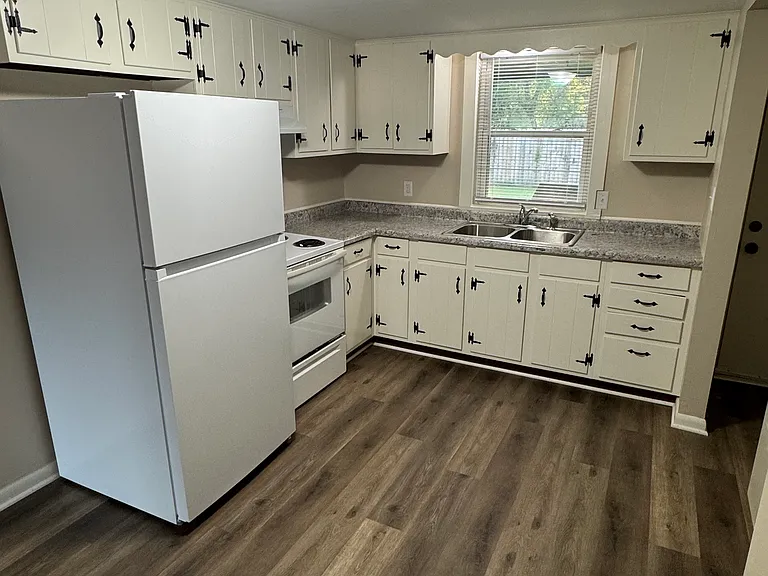 201 Begonia St NE #9 — Photo 1