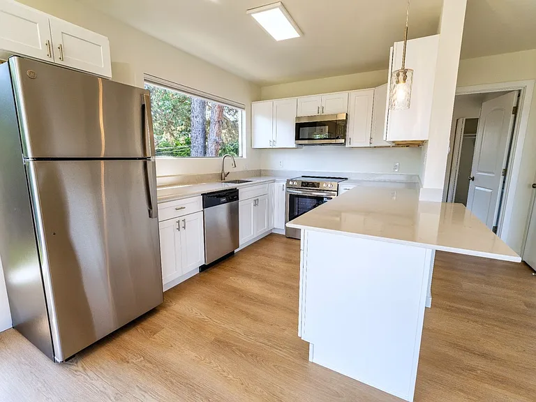 Lake Court Apartments — Photo 25