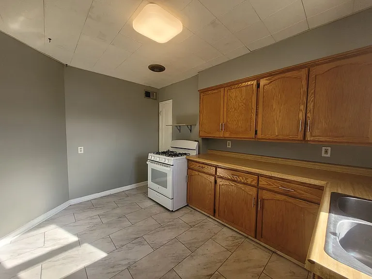 2405 Maple St — Photo 3