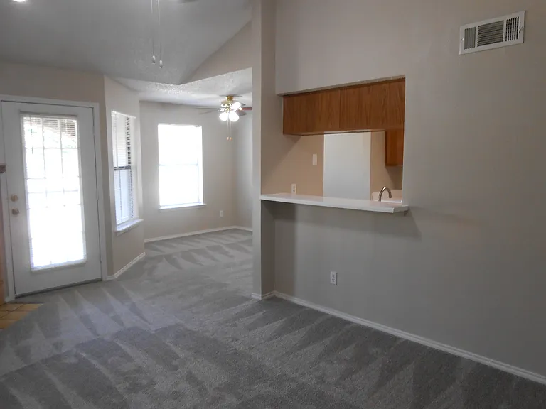 Hulen Heights Apartments — Photo 5