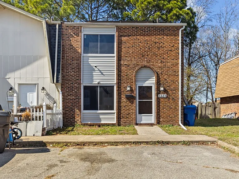 1221 Clydesdale Ln — Photo 2