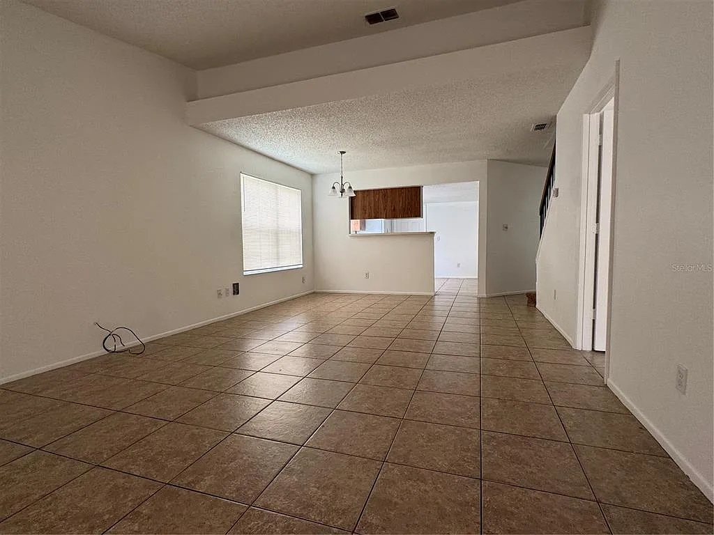 3 bed, 2.5 bath, 1658 sqft, $2,100 — Photo 3
