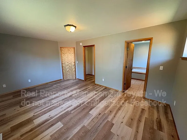 8390 Richmond Park Rd — Photo 8