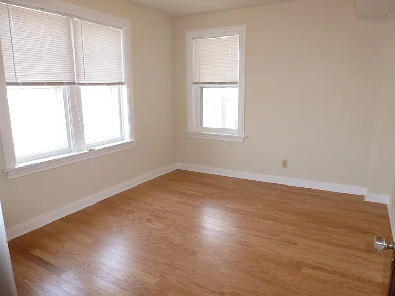 1042 McCausland Ave — Photo 9