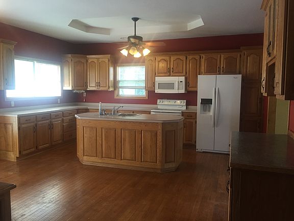 Kitchen. All appliances stay