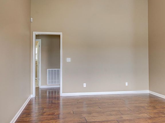 5th image of 575 Oakmont Dr
