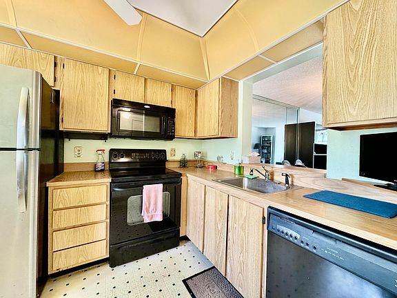 4th image of 7145 Huntington Lane #102