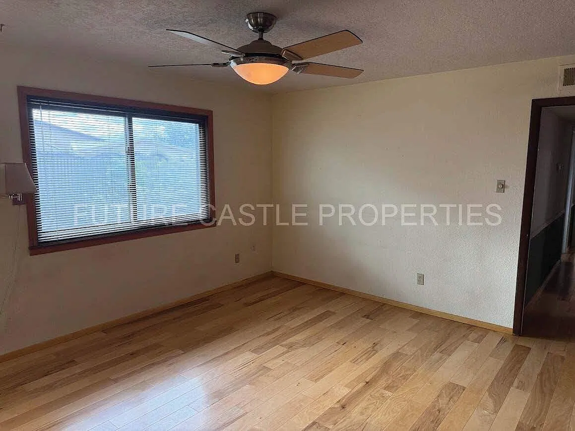 3 bed, 2.0 bath, 2200 sqft, $2,700 — Photo 4