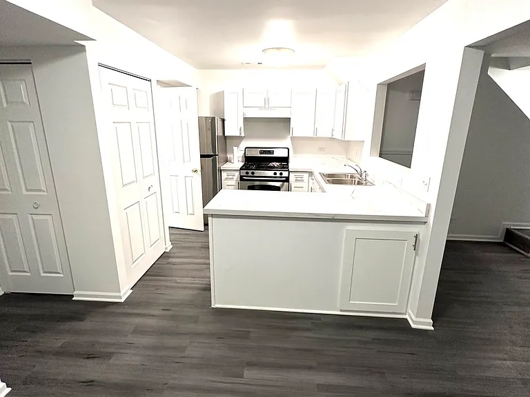 923 Four Seasons Blvd — Photo 9