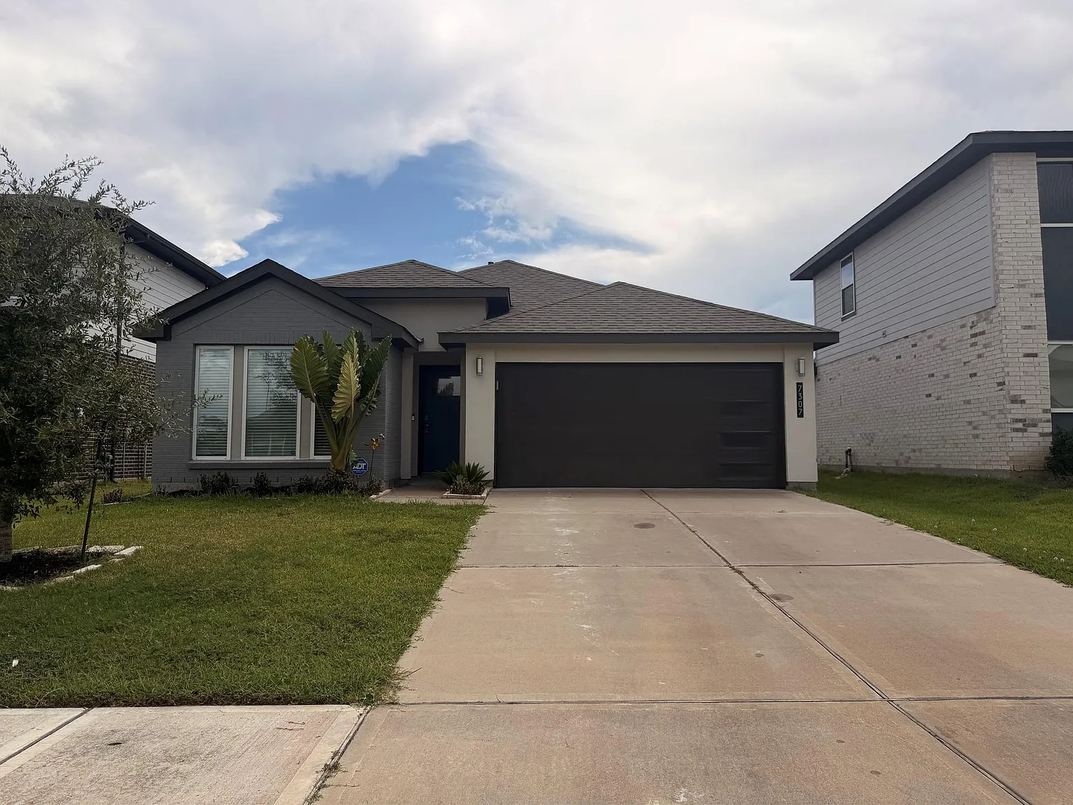 4 bed, 2.0 bath, 1780 sqft, $2,400 — Photo 2