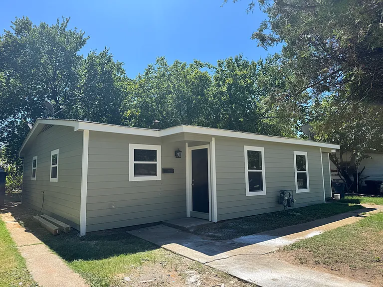 2226 David Dr — Photo 2