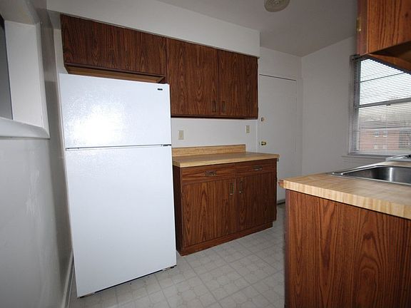 4th image of 29 Court Dr