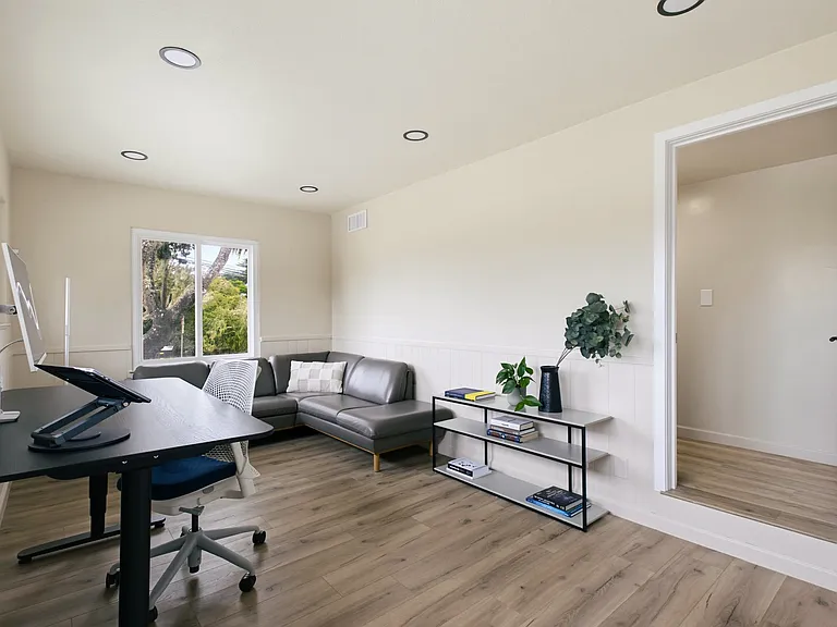 Private ocean-view office (Pic 6)