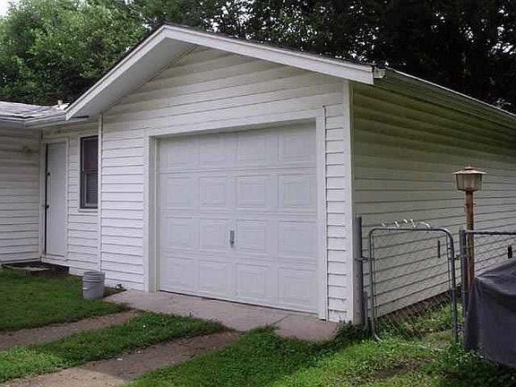 2nd image of 715 W 4th St